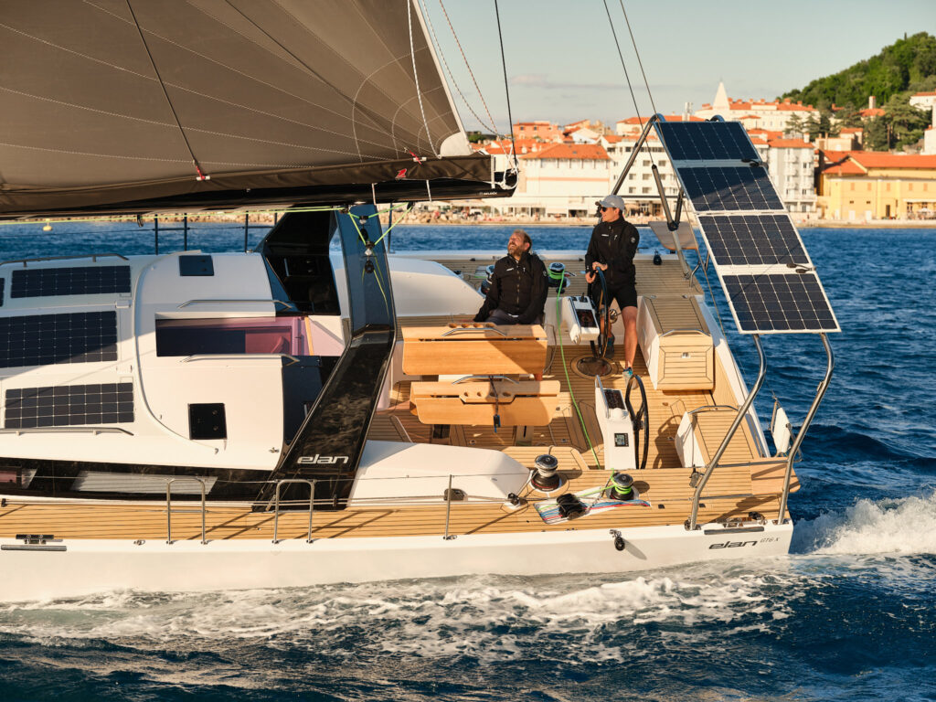 Le cockpit est spacieux, protégé par des hiloires hauts, un arceau de capote intégré et un bimini, conçu pour le confort en navigation hauturière. La plateforme de bain large et le double poste de barre facilitent les manœuvres.